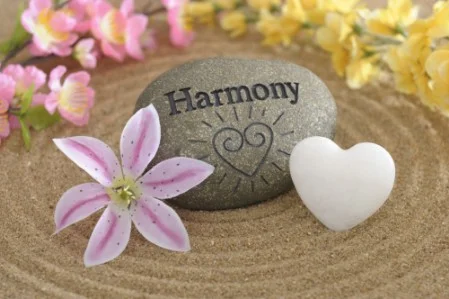 Stein mit Schrift Harmonie rosa Blüten, weißes Herz, Sand